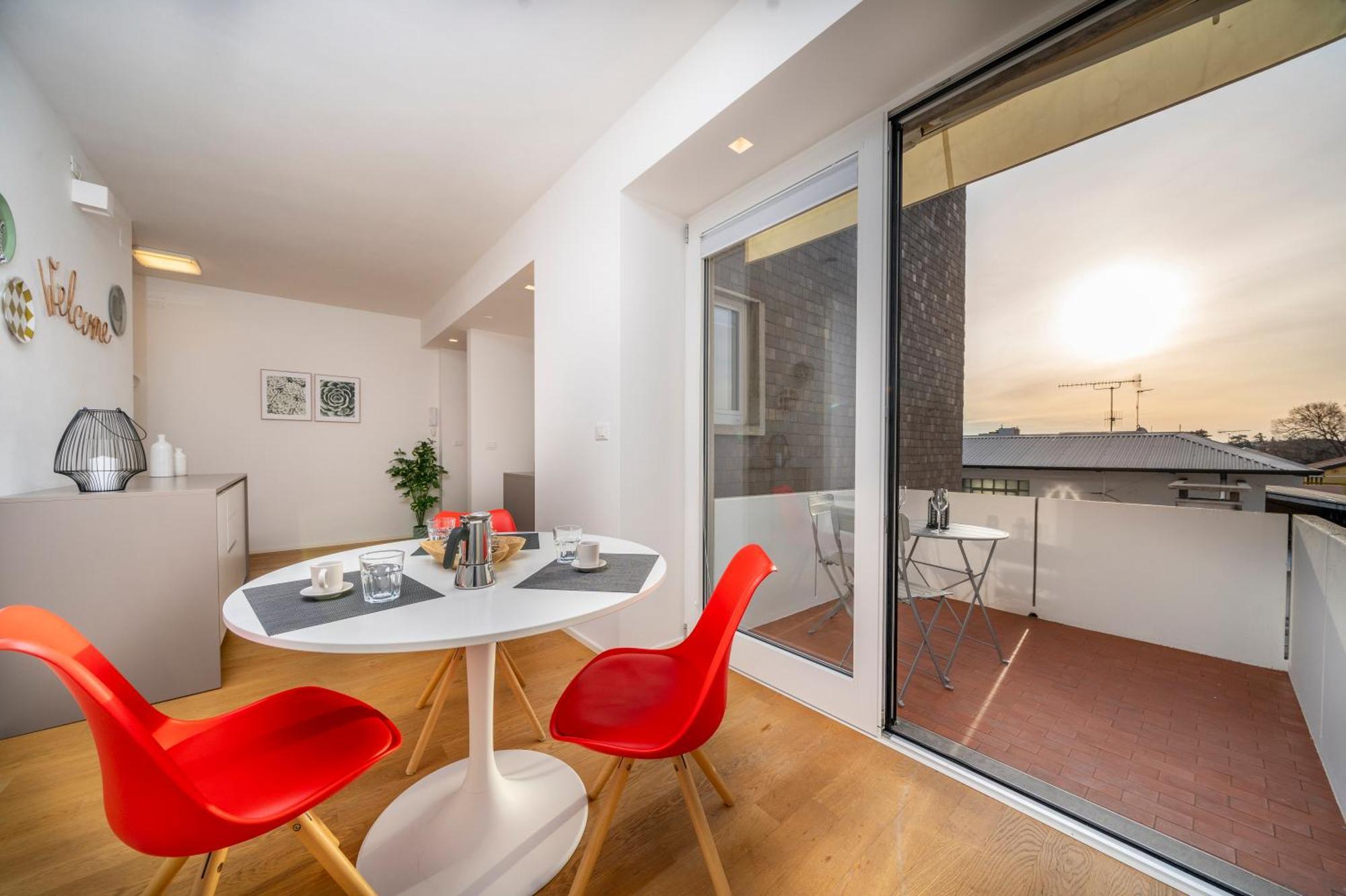 Cozy & Bright Apartment - W/ Balcony Удине Экстерьер фото